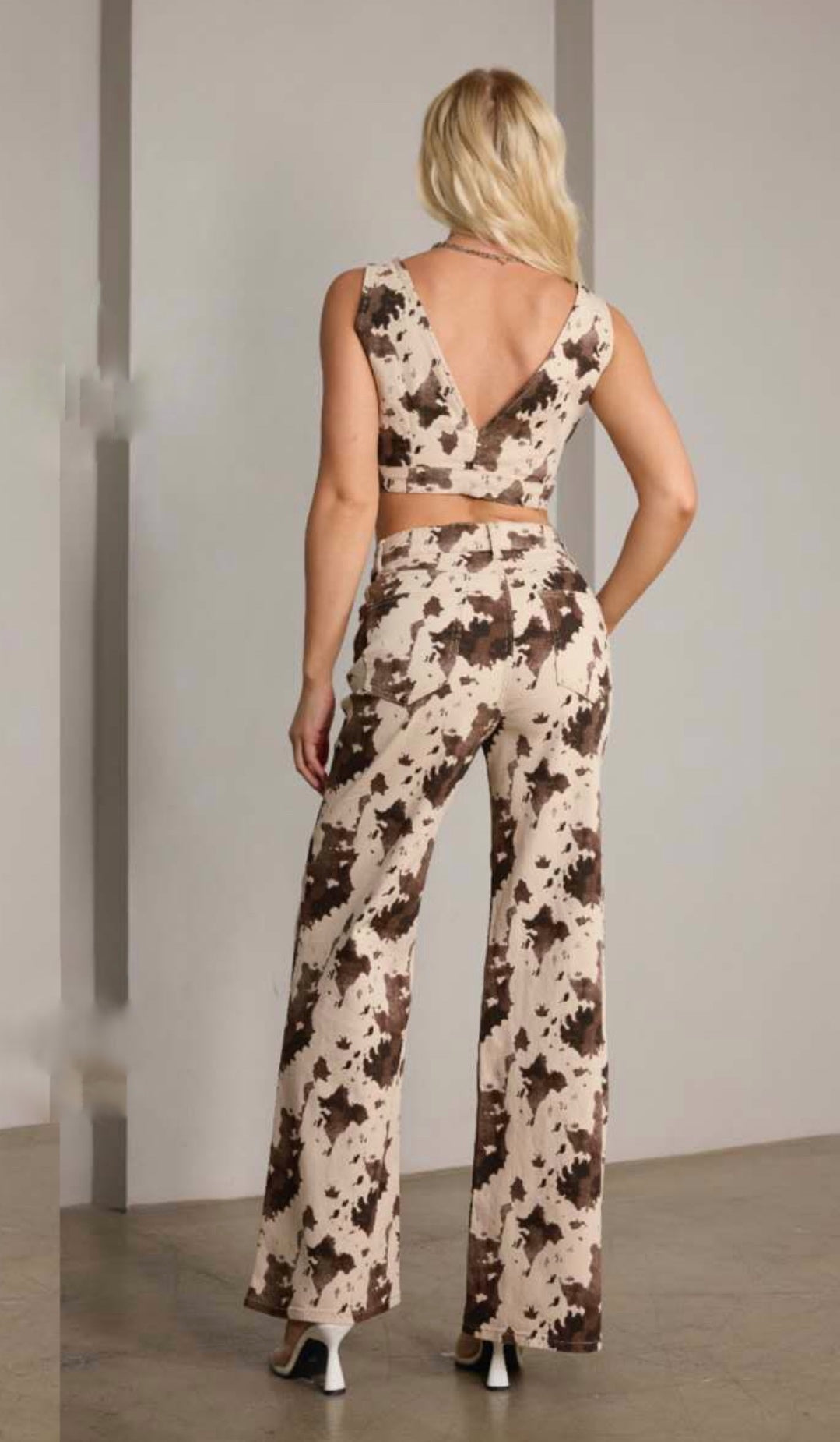 Τζιν παντελόνι cow print σε ίσια γραμμή ψηλόμεσο με τσέπες μπροστά και πίσω.Διαθέτει μικρή ελαστικότητα.Διαθέσιμο με μεγέθη, xs s m l xl.