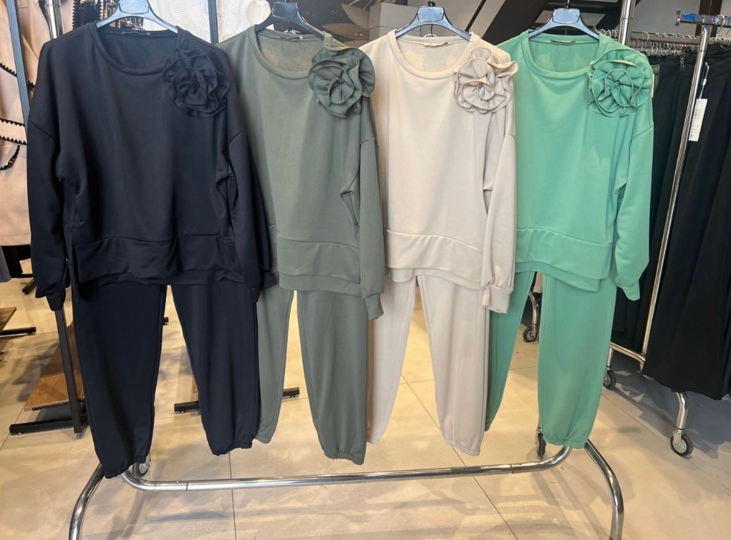 Άνετο ελαστικό σετ φόρμας με φούτερ oversized μακρυμάνικο με στρογγυλή λαιμόκοψη και παντελόνι φόρμας με λάστιχο στη μέση και τα πατζάκια.

