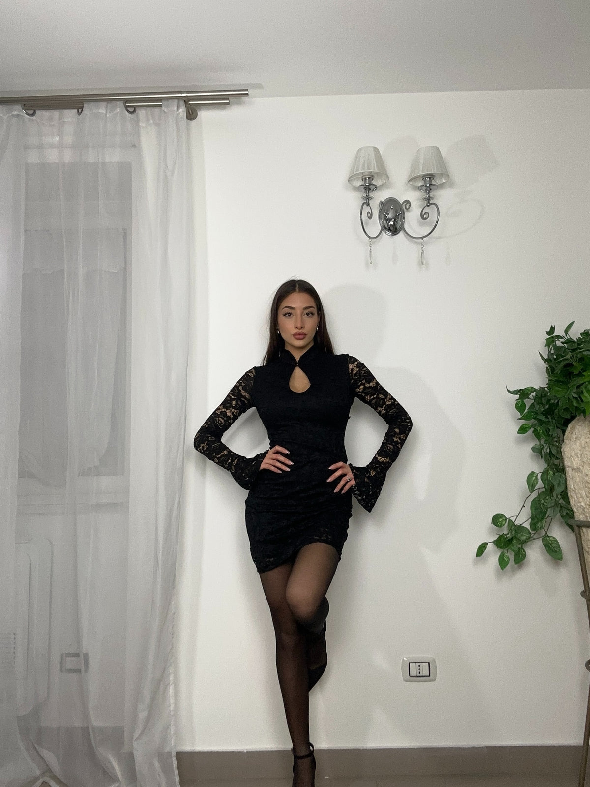 Μακρυμάνικο μινι φόρεμα με δαντέλα και άνοιγμα στο μπούστο που κλείνει με κουμπί στο λαιμό.Διαθέτει φόδρα εσωτερικά και διαφάνεια στα μανίκια.Διαθέτει ελαστικότητα.

 Διαθέσιμο σε Μπορντό και σε μαύρο χρώμα και σε ένα μέγεθος one size που καλύπτει μεγέθη xs s m l xl.
