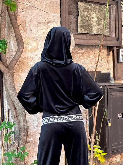 Σετ βελούδινη φόρμα που αποτελούνται από φούτερ με κουκούλα και παντελόνι με λάστιχο στη μέση και στο αστραγάλους. Διαθέτει γεωμετρικό σχέδιο στο λαιμό και στην περιφέρεια. Πολύ άνετη εφαρμογή one size που καλύπτει μεγέθη xs s m l xl 2xl.