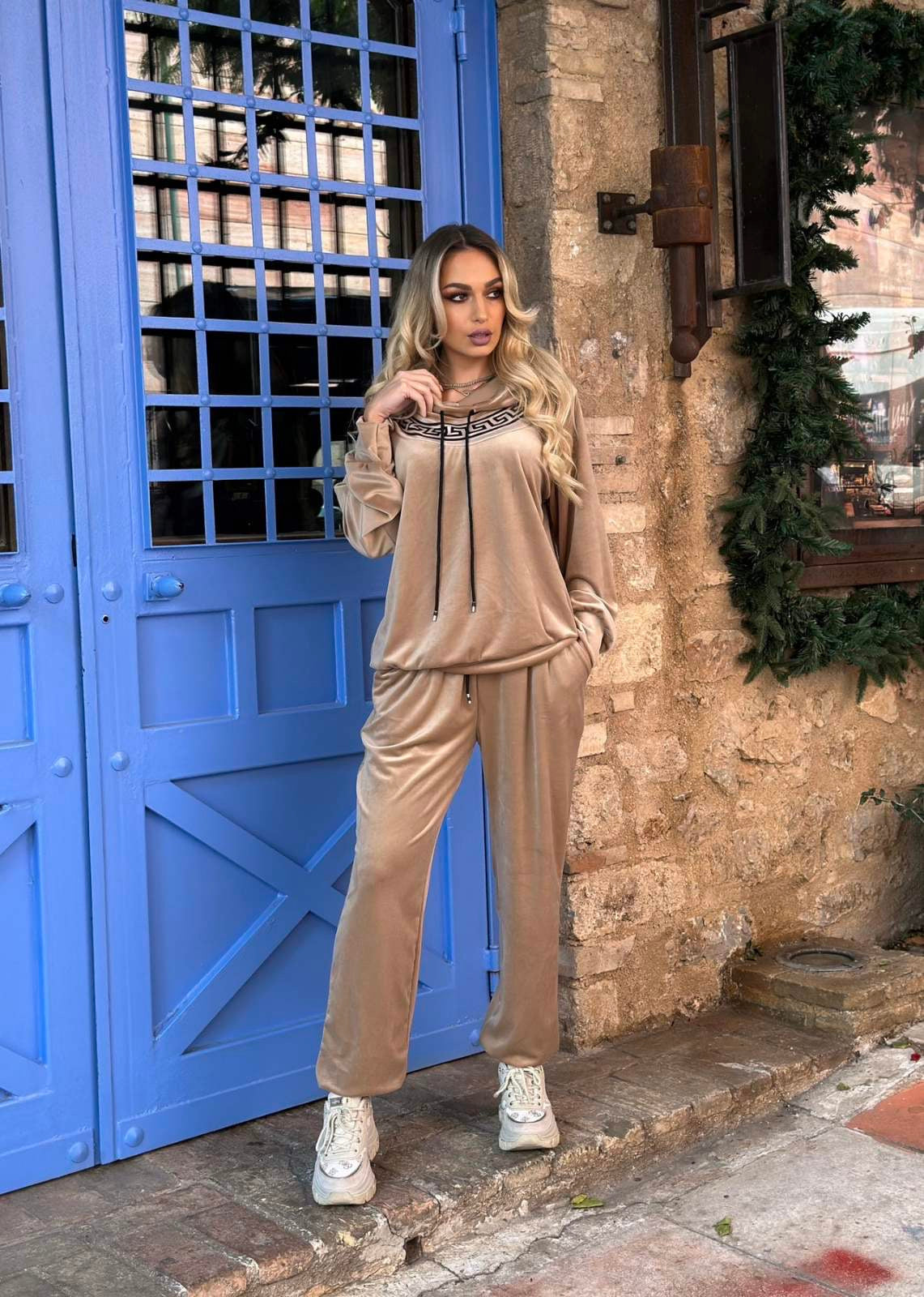 Σετ βελούδινη φόρμα που αποτελούνται από φούτερ με κουκούλα και παντελόνι με λάστιχο στη μέση και στο αστραγάλους. Διαθέτει γεωμετρικό σχέδιο στο λαιμό και στην περιφέρεια. Πολύ άνετη εφαρμογή one size που καλύπτει μεγέθη xs s m l xl 2xl.