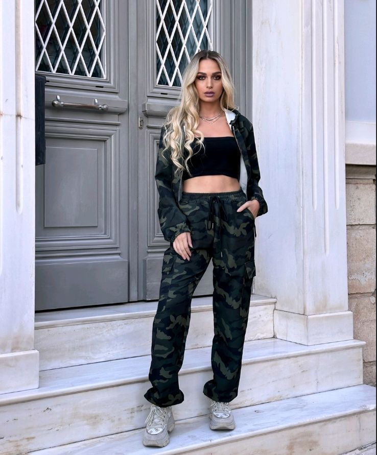 Σετ φόρμας που αποτελείται από ζακέτα με φερμουάρ φούτερ με κουκούλα και κορδόνια. Το παντελόνι διαθέτει λάστιχο στη μέση και κορδόνι που σφίγγει και τσέπες στο πλάι.

 Ένα μέγεθος με άνετη εφαρμογή που καλύπτει μεγέθη xs s m l xl.

 Διαθέσιμο σε χρώματα πράσινο παραλλαγής, ασπρόμαυρο ζεβρε και λεοπάρ.