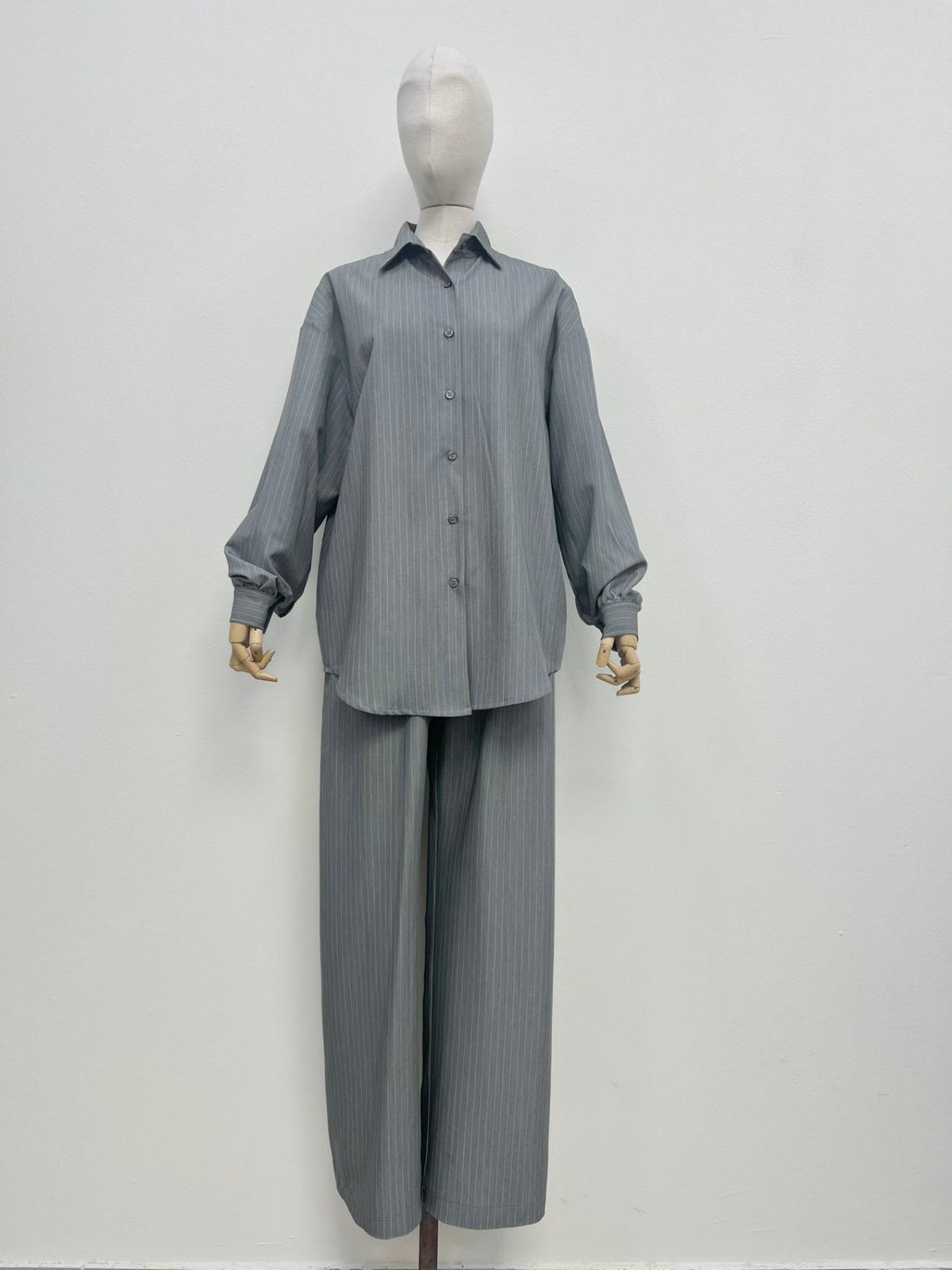 Oversize σετ με πουκάμισο με λεπτή ρίγα