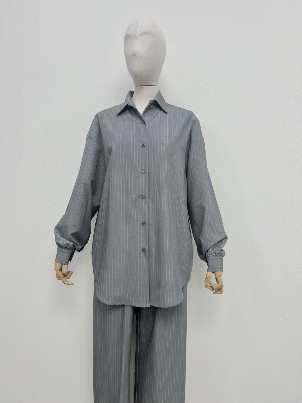 Oversize σετ με πουκάμισο με λεπτή ρίγα