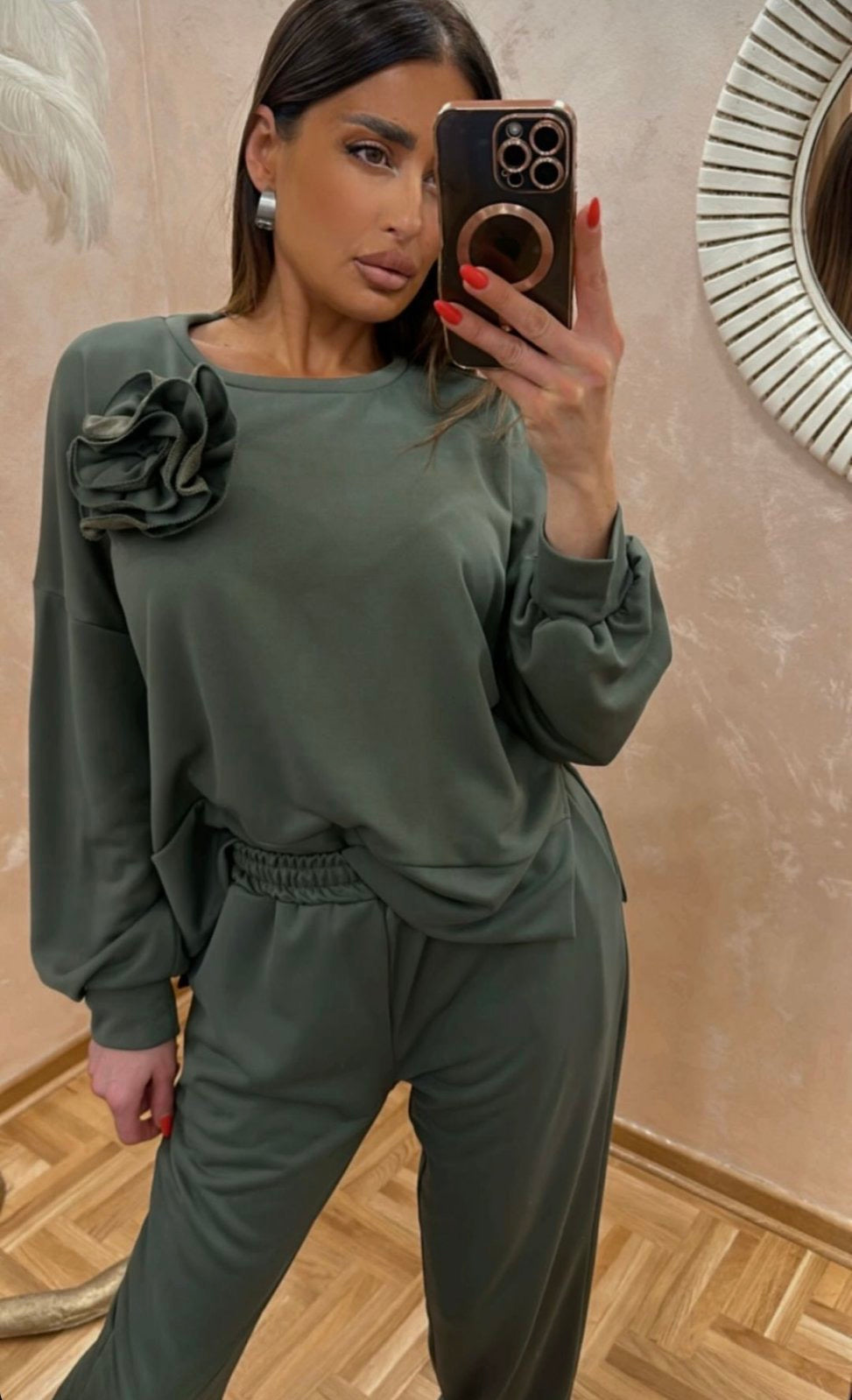Άνετο ελαστικό σετ φόρμας με φούτερ oversized μακρυμάνικο με στρογγυλή λαιμόκοψη και παντελόνι φόρμας με λάστιχο στη μέση και τα πατζάκια.

