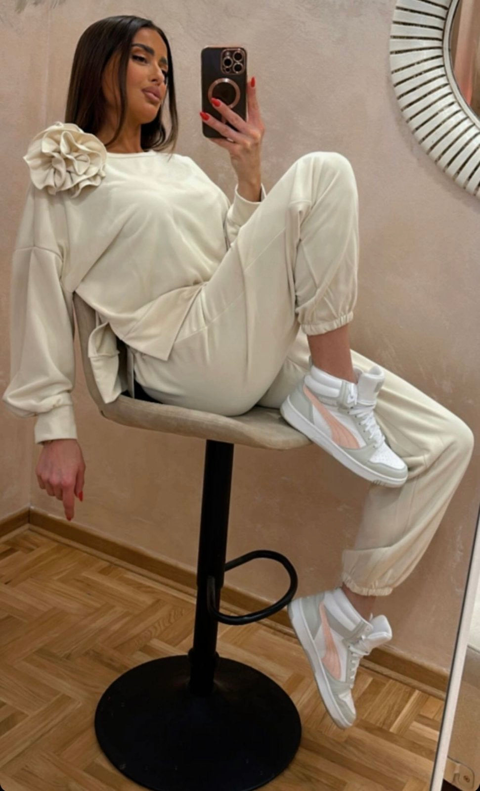 Άνετο ελαστικό σετ φόρμας με φούτερ oversized μακρυμάνικο με στρογγυλή λαιμόκοψη και παντελόνι φόρμας με λάστιχο στη μέση και τα πατζάκια.

