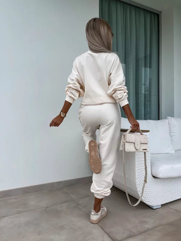 Άνετο ελαστικό σετ φόρμας με φούτερ oversized μακρυμάνικο με στρογγυλή λαιμόκοψη και παντελόνι φόρμας με λάστιχο στη μέση και τα πατζάκια.

