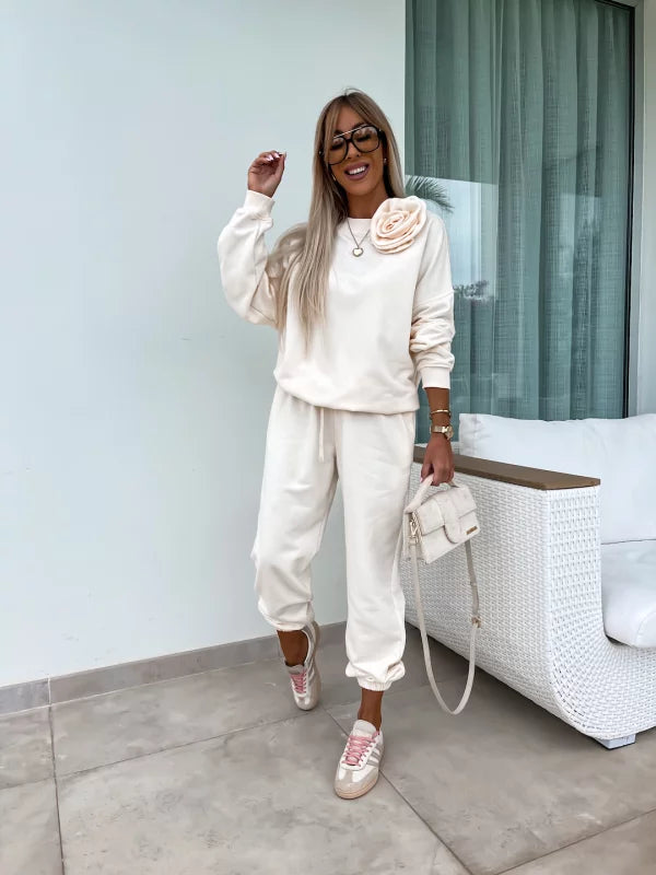 Άνετο ελαστικό σετ φόρμας με φούτερ oversized μακρυμάνικο με στρογγυλή λαιμόκοψη και παντελόνι φόρμας με λάστιχο στη μέση και τα πατζάκια.

