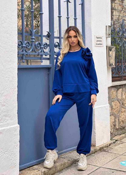 Άνετο ελαστικό σετ φόρμας με φούτερ oversized μακρυμάνικο με στρογγυλή λαιμόκοψη και παντελόνι φόρμας με λάστιχο στη μέση και τα πατζάκια.


