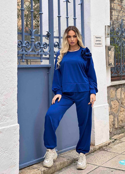Άνετο ελαστικό σετ φόρμας με φούτερ oversized μακρυμάνικο με στρογγυλή λαιμόκοψη και παντελόνι φόρμας με λάστιχο στη μέση και τα πατζάκια.

