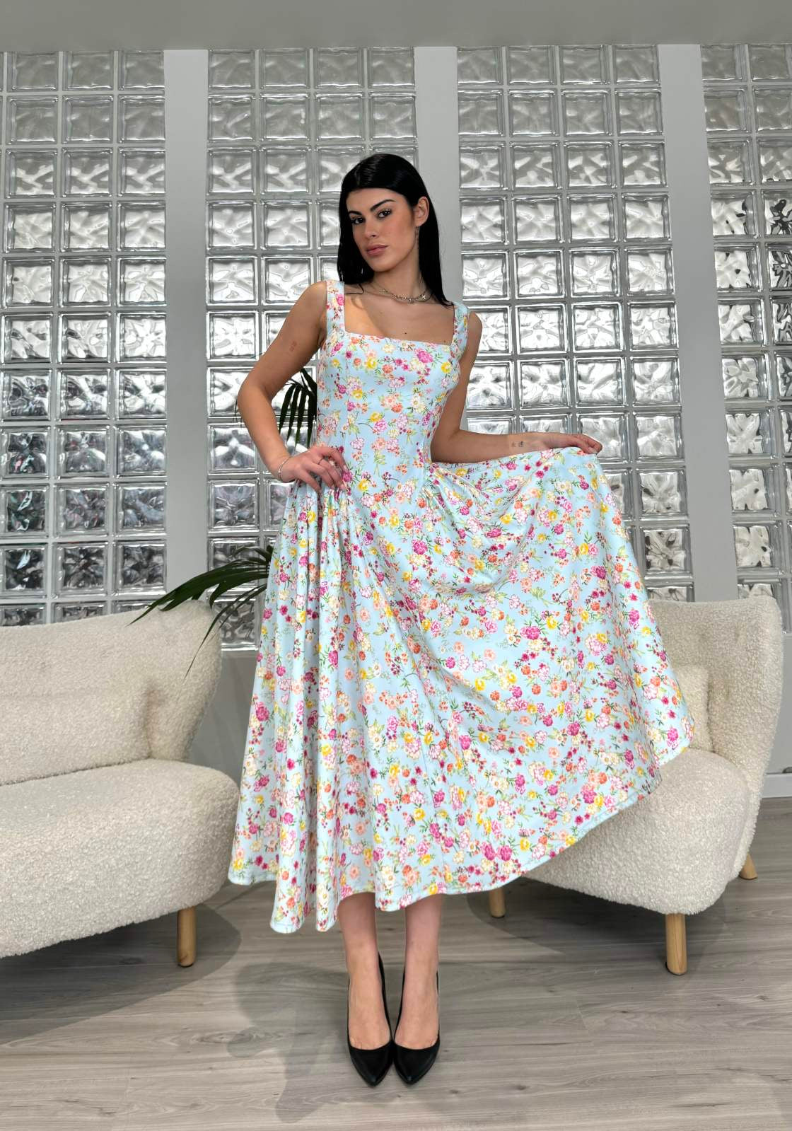Μίντι φόρεμα με φλοράλ print με μικρά άνθη που το κάνουν ιδαίτερο και ρομαντικό.Διαθέτει ενίσχυση στο στήθος και ελαστικό ύφασμα που αγκαλιάζει το σώμα χωρίς να διαγράφει και να διαφανίζει. 
•Ένα μέγεθος που καλϋπτει s m l.