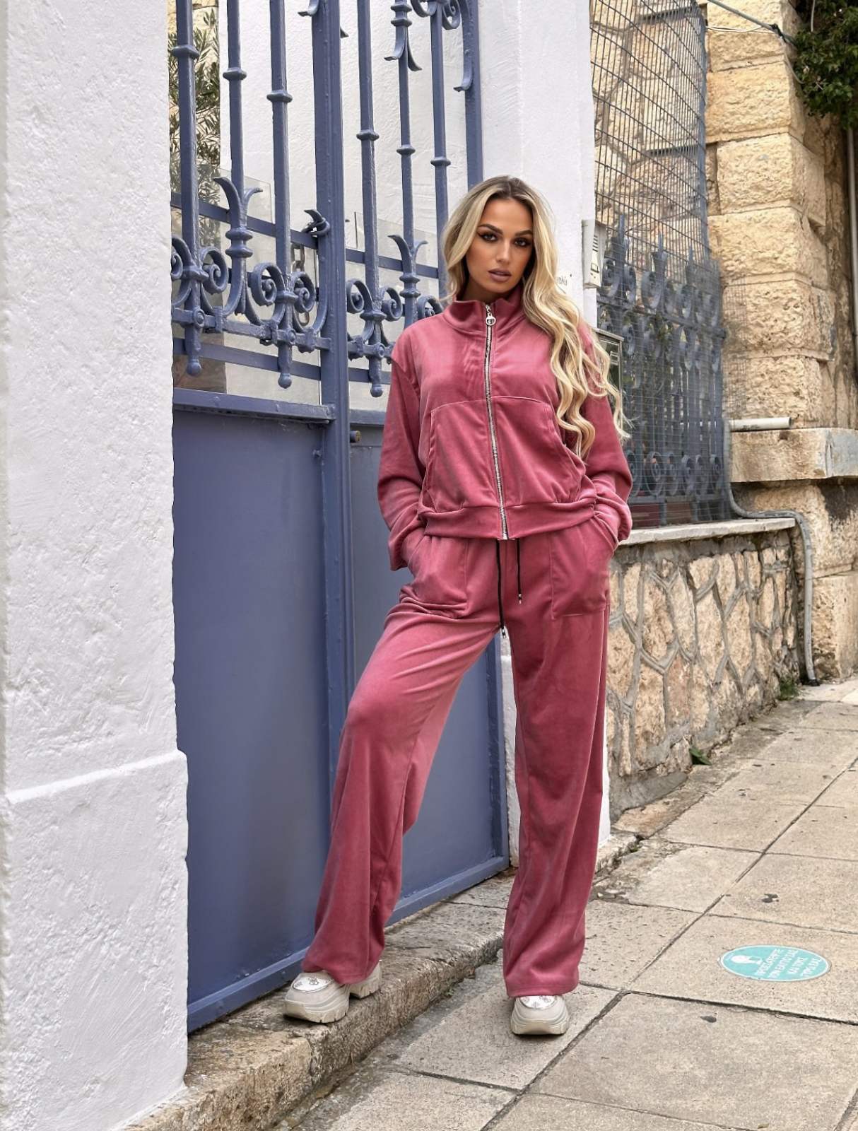 Σετ από μαλακό ζεστό βελούδινο ύφασμα με ζακέτα που κλείνει με φερμουάρ, σε άνετη γραμμή ελαστική.

 Παντελόνι φόρμας ψηλόμεσο με λάστιχο στη μέση και ελαστικό ύφασμα.

 Ενα μέγεθος one size που καλύπτει μεγέθη xs s m l xl.

