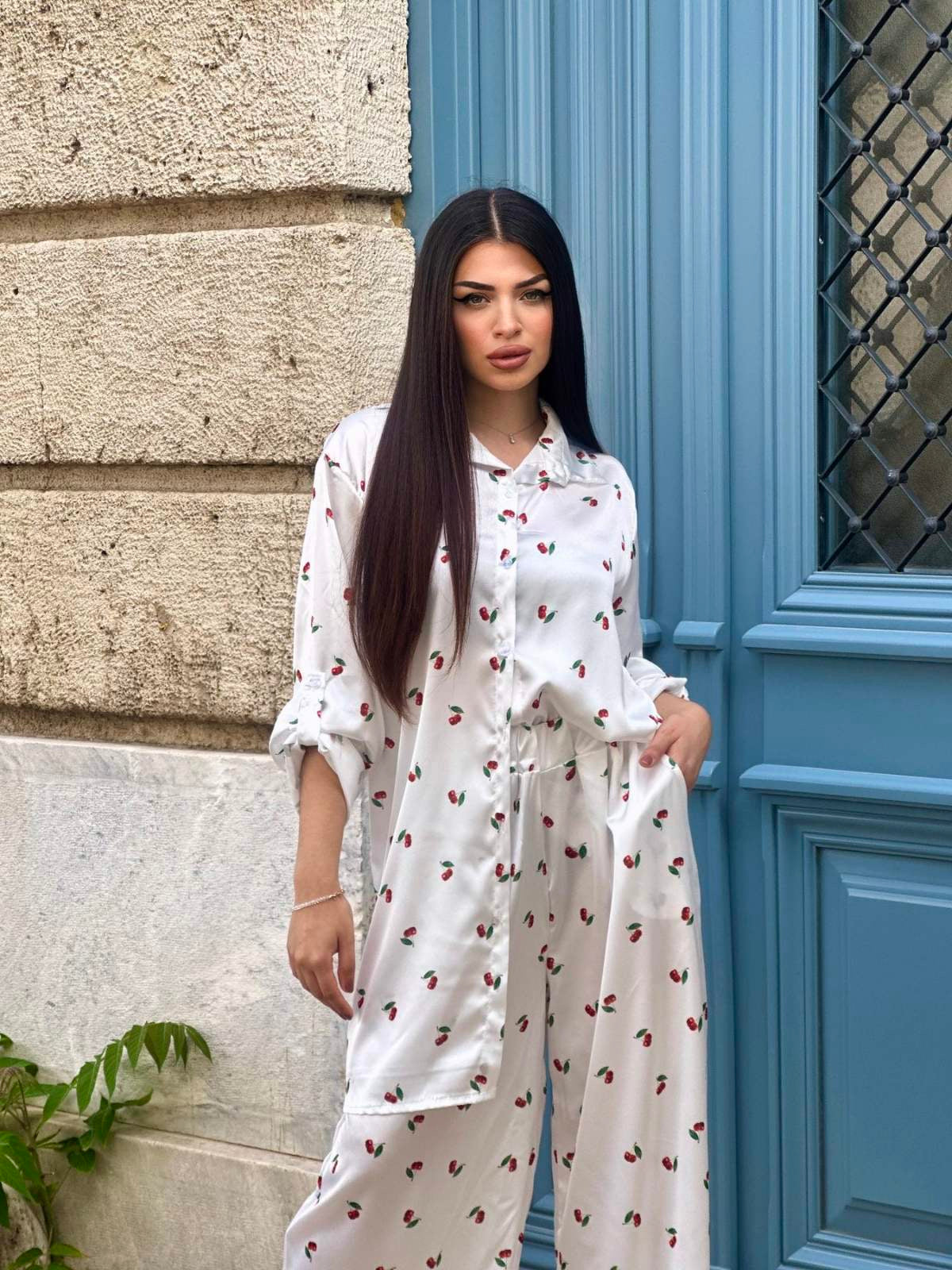Σατέν σετ που αποτελείται απο oversized πουκαμίσα με μανίκι με κουμπί που μπορεί να φορεθεί με δυο τρόπους και παντελόνα ψηλόμεση σε άνετη γραμμή με λάστιχο στη μέση. Διαθέσιμο σε λευκό και μαύρο με κερασάκια και με λεμόνια.