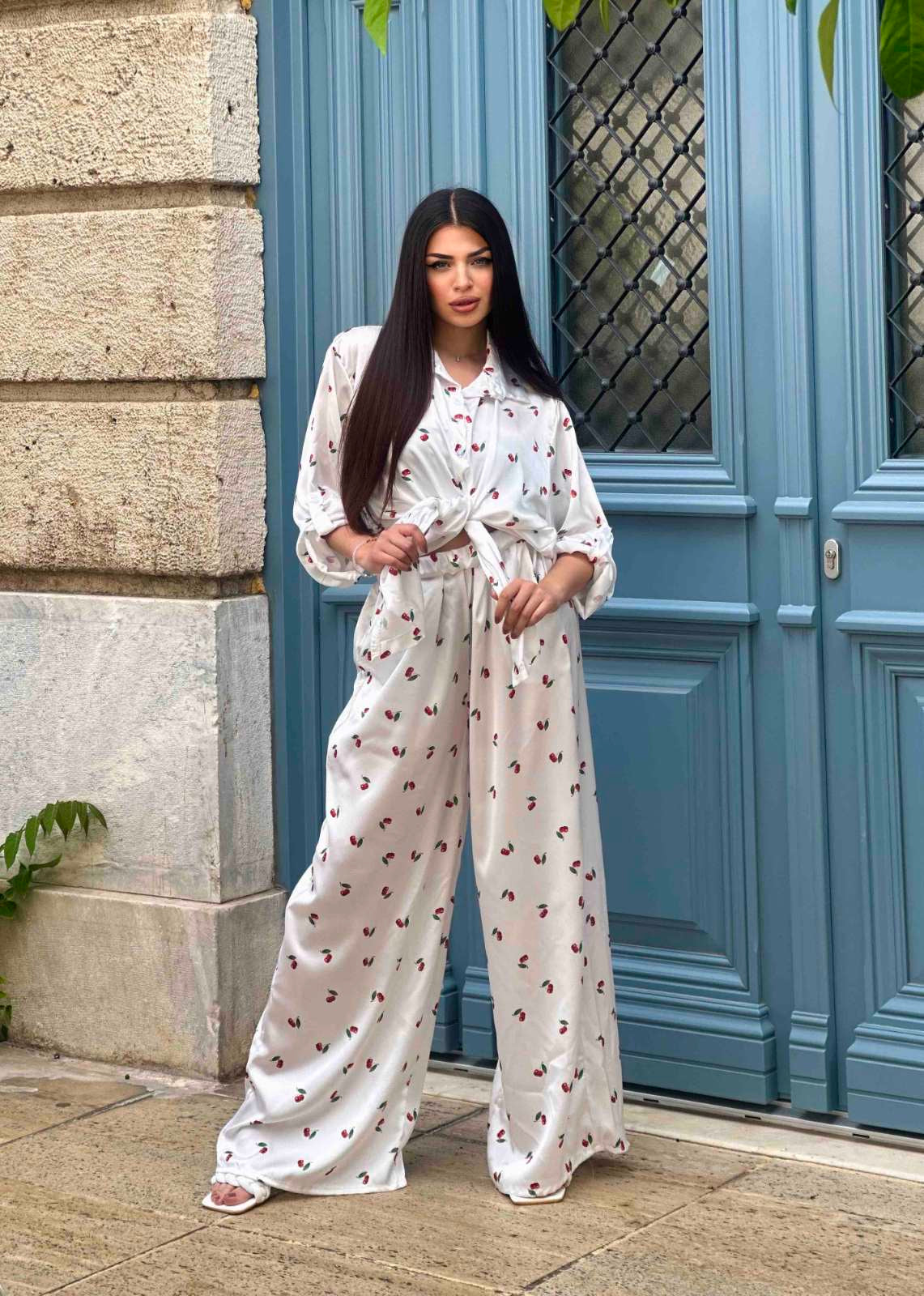 Σατέν σετ που αποτελείται απο oversized πουκαμίσα με μανίκι με κουμπί που μπορεί να φορεθεί με δυο τρόπους και παντελόνα ψηλόμεση σε άνετη γραμμή με λάστιχο στη μέση. Διαθέσιμο σε λευκό και μαύρο με κερασάκια και με λεμόνια.