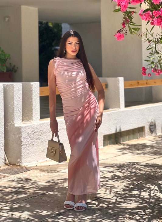Υπέροχο μάξι φόρεμα tie dye εμπριμέ εφαρμοστό με σούρες και βολάν που κολακεύουν το σώμα απο μαλακό ελαστικό ύφασμα που δεν διαφανίζει και δεν διαγραφεί.