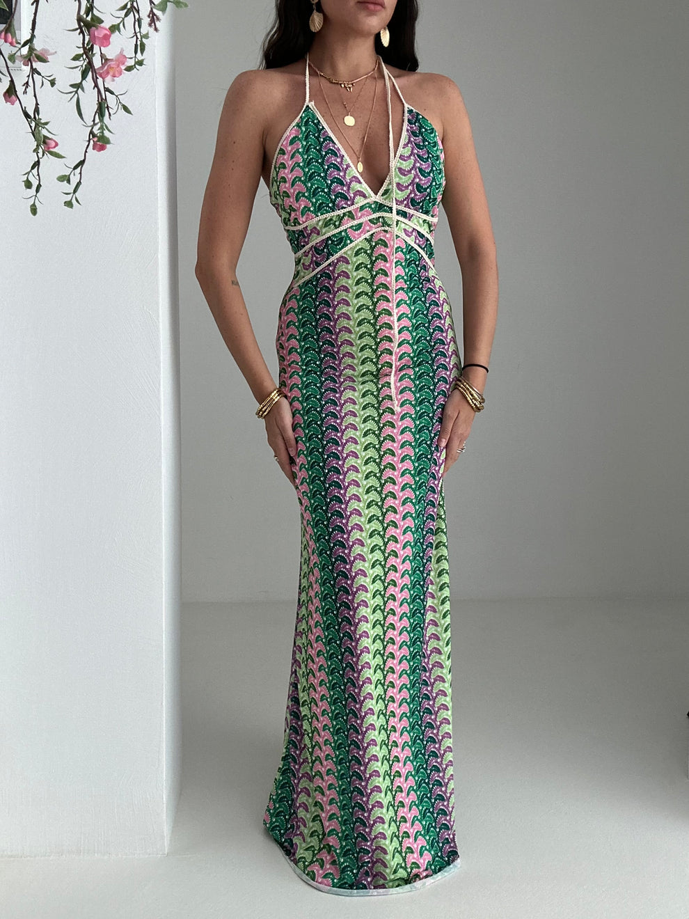 Εμπριμέ ελαστικό μάξι εξώπλατο boho φόρεμα με πολύχρωμο γεωμετρικό τύπωμα και λεπτομέρειες απο σχοινί στο μπούστο που δένει στο λαιμό.Ελαστικό πολυεστερικό ύφασμα, ένα μέγεθος ππυ καλύπτει μεγέθη xs s m l xl.Καλοκαιρινό φόρεμα που μπορεί να φορεθεί κάθε μέρα, στο νησί ή για καλεσμένη σε επίσημο event.