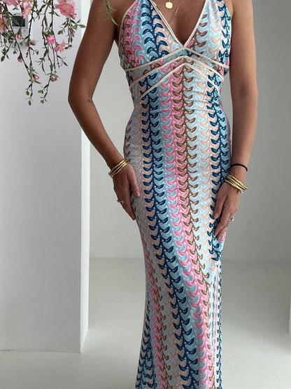 Εμπριμέ ελαστικό μάξι εξώπλατο boho φόρεμα με πολύχρωμο γεωμετρικό τύπωμα και λεπτομέρειες απο σχοινί στο μπούστο που δένει στο λαιμό.Ελαστικό πολυεστερικό ύφασμα, ένα μέγεθος ππυ καλύπτει μεγέθη xs s m l xl.Καλοκαιρινό φόρεμα που μπορεί να φορεθεί κάθε μέρα, στο νησί ή για καλεσμένη σε επίσημο event.