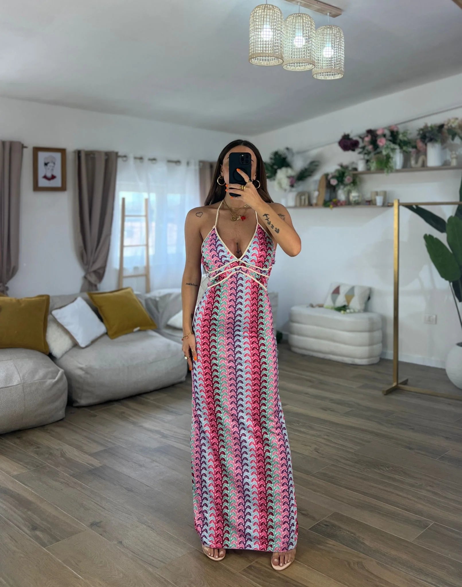 Εμπριμέ ελαστικό μάξι εξώπλατο boho φόρεμα με πολύχρωμο γεωμετρικό τύπωμα και λεπτομέρειες απο σχοινί στο μπούστο που δένει στο λαιμό.Ελαστικό πολυεστερικό ύφασμα, ένα μέγεθος ππυ καλύπτει μεγέθη xs s m l xl.Καλοκαιρινό φόρεμα που μπορεί να φορεθεί κάθε μέρα, στο νησί ή για καλεσμένη σε επίσημο event.