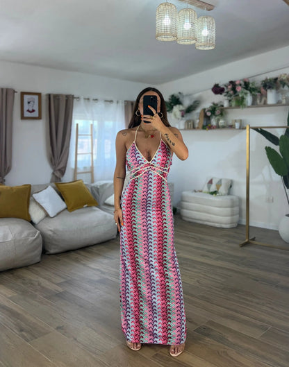 Εμπριμέ ελαστικό μάξι εξώπλατο boho φόρεμα με πολύχρωμο γεωμετρικό τύπωμα και λεπτομέρειες απο σχοινί στο μπούστο που δένει στο λαιμό.Ελαστικό πολυεστερικό ύφασμα, ένα μέγεθος ππυ καλύπτει μεγέθη xs s m l xl.Καλοκαιρινό φόρεμα που μπορεί να φορεθεί κάθε μέρα, στο νησί ή για καλεσμένη σε επίσημο event.