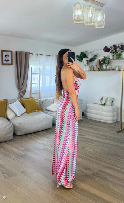 Εμπριμέ ελαστικό μάξι εξώπλατο boho φόρεμα με πολύχρωμο γεωμετρικό τύπωμα και λεπτομέρειες απο σχοινί στο μπούστο που δένει στο λαιμό.Ελαστικό πολυεστερικό ύφασμα, ένα μέγεθος ππυ καλύπτει μεγέθη xs s m l xl.Καλοκαιρινό φόρεμα που μπορεί να φορεθεί κάθε μέρα, στο νησί ή για καλεσμένη σε επίσημο event.