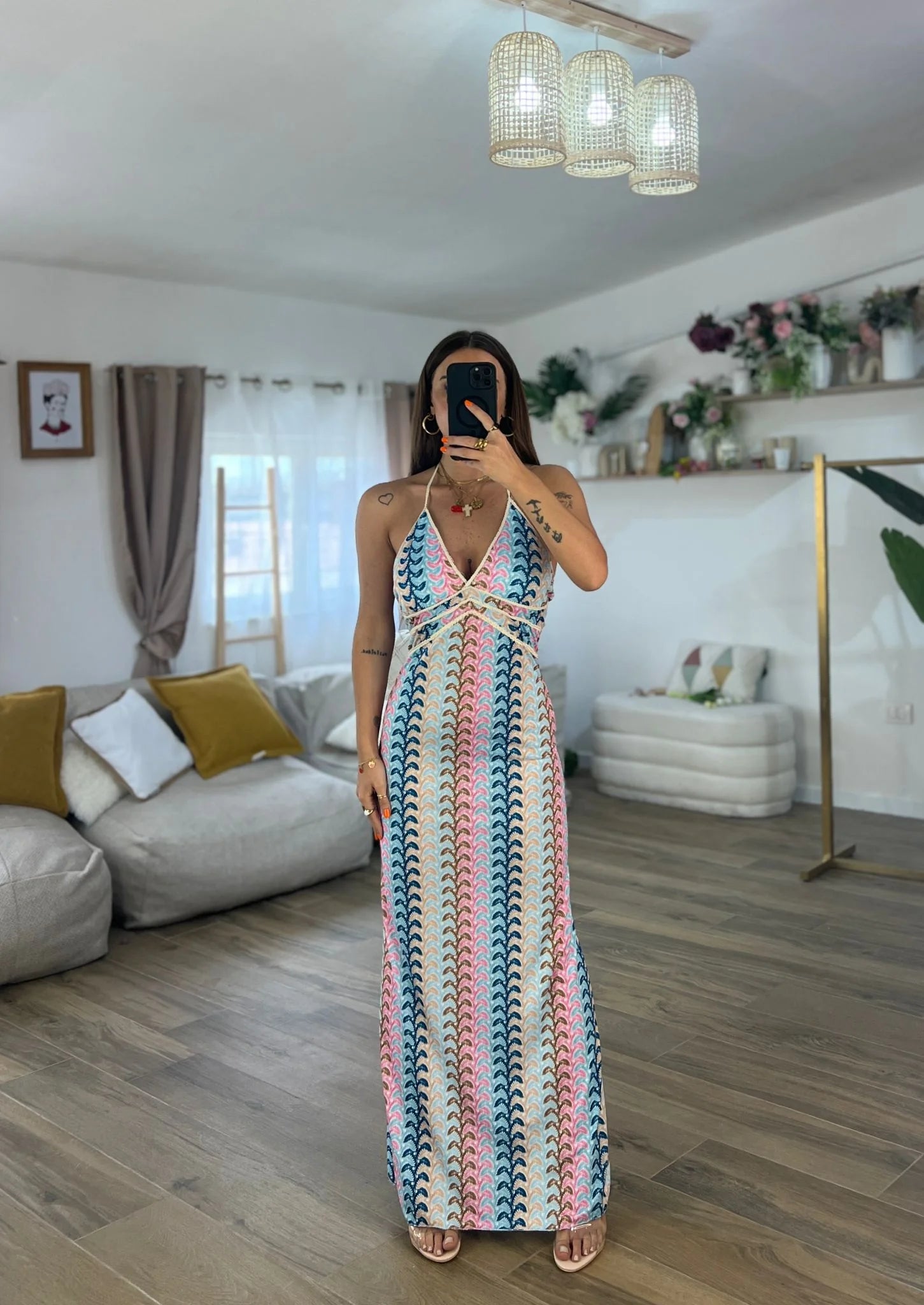 Εμπριμέ ελαστικό μάξι εξώπλατο boho φόρεμα με πολύχρωμο γεωμετρικό τύπωμα και λεπτομέρειες απο σχοινί στο μπούστο που δένει στο λαιμό.Ελαστικό πολυεστερικό ύφασμα, ένα μέγεθος ππυ καλύπτει μεγέθη xs s m l xl.Καλοκαιρινό φόρεμα που μπορεί να φορεθεί κάθε μέρα, στο νησί ή για καλεσμένη σε επίσημο event.