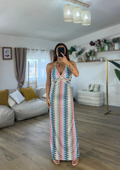 Εμπριμέ ελαστικό μάξι εξώπλατο boho φόρεμα με πολύχρωμο γεωμετρικό τύπωμα και λεπτομέρειες απο σχοινί στο μπούστο που δένει στο λαιμό.Ελαστικό πολυεστερικό ύφασμα, ένα μέγεθος ππυ καλύπτει μεγέθη xs s m l xl.Καλοκαιρινό φόρεμα που μπορεί να φορεθεί κάθε μέρα, στο νησί ή για καλεσμένη σε επίσημο event.