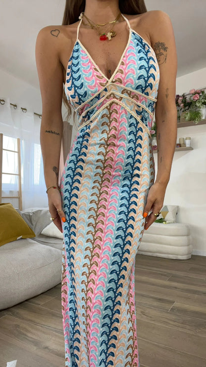 Εμπριμέ ελαστικό μάξι εξώπλατο boho φόρεμα με πολύχρωμο γεωμετρικό τύπωμα και λεπτομέρειες απο σχοινί στο μπούστο που δένει στο λαιμό.Ελαστικό πολυεστερικό ύφασμα, ένα μέγεθος ππυ καλύπτει μεγέθη xs s m l xl.Καλοκαιρινό φόρεμα που μπορεί να φορεθεί κάθε μέρα, στο νησί ή για καλεσμένη σε επίσημο event.