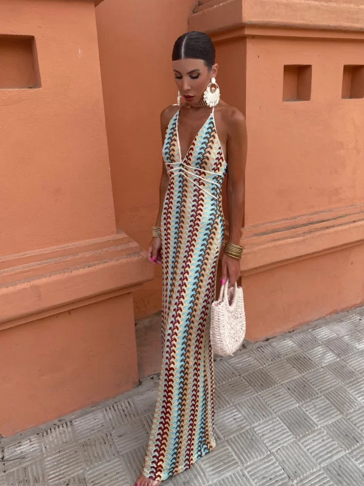 Εμπριμέ ελαστικό μάξι εξώπλατο boho φόρεμα με πολύχρωμο γεωμετρικό τύπωμα και λεπτομέρειες απο σχοινί στο μπούστο που δένει στο λαιμό.Ελαστικό πολυεστερικό ύφασμα, ένα μέγεθος ππυ καλύπτει μεγέθη xs s m l xl.Καλοκαιρινό φόρεμα που μπορεί να φορεθεί κάθε μέρα, στο νησί ή για καλεσμένη σε επίσημο event.