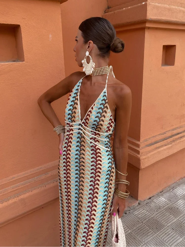 Εμπριμέ ελαστικό μάξι εξώπλατο boho φόρεμα με πολύχρωμο γεωμετρικό τύπωμα και λεπτομέρειες απο σχοινί στο μπούστο που δένει στο λαιμό.Ελαστικό πολυεστερικό ύφασμα, ένα μέγεθος ππυ καλύπτει μεγέθη xs s m l xl.Καλοκαιρινό φόρεμα που μπορεί να φορεθεί κάθε μέρα, στο νησί ή για καλεσμένη σε επίσημο event.