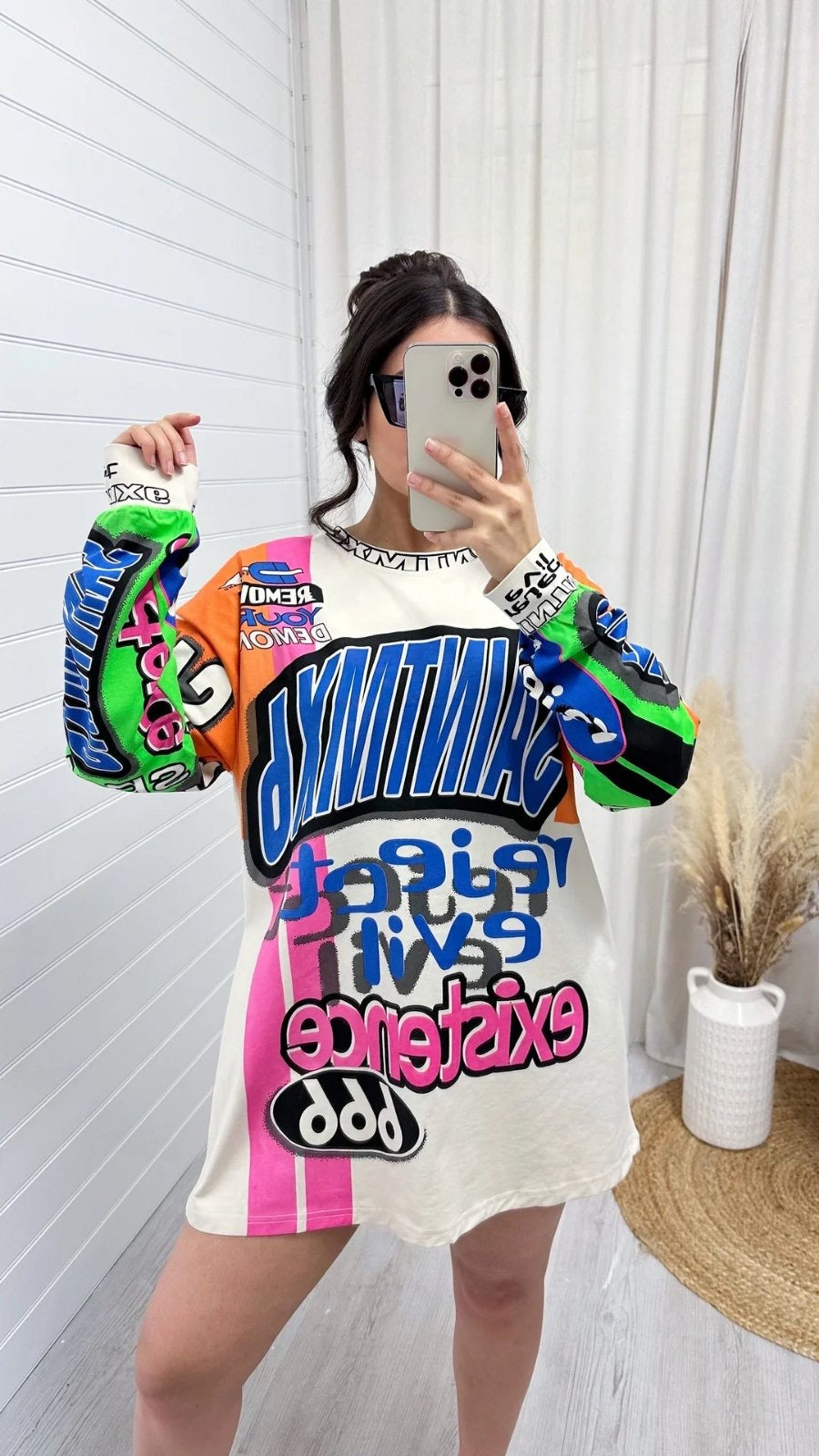 Άνετο cool oversized hoodie με πολύχρωμα σχέδια σε όλο το μήκος του διαθέσιμο σε δυο χρώματα λευκό και μαύρο και σε ένα μέγεθος one size που καλύπτει μεγέθη xs s m l xl.Μπορεί να φορεθεί και σαν φόρεμα συνδυασμένο με τις μπότες σου για ένα αθλητικό βραδινό look. 