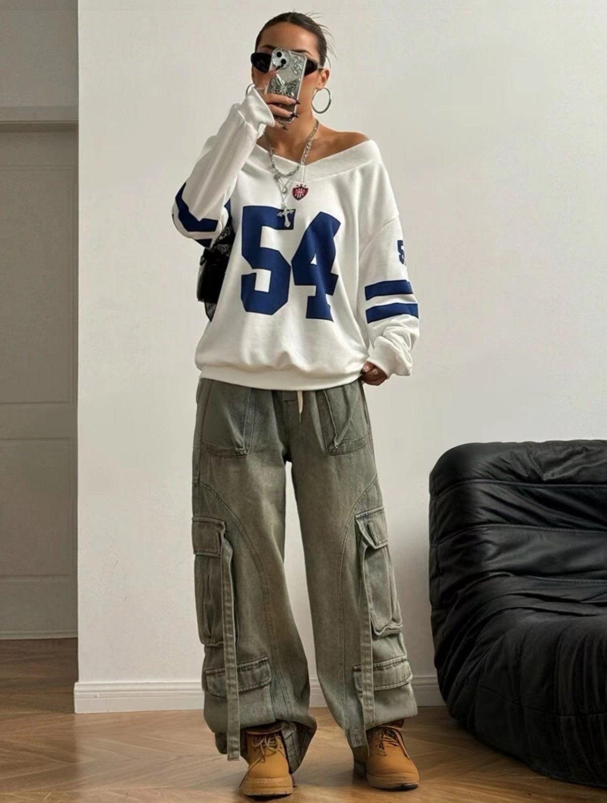 Αθλητικό φούτερ oversized με V λαιμό, φιλια επένδυση και τυπωμένους  αριθμούς και γραμμές σε αντίθεση χρωμάτων.Διαθέσιμο σε λευκό μαύρο και γκρι χρώμα.
