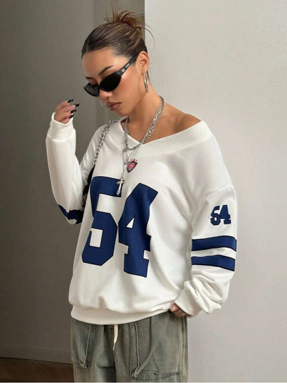 Αθλητικό φούτερ oversized με V λαιμό, φιλια επένδυση και τυπωμένους  αριθμούς και γραμμές σε αντίθεση χρωμάτων.Διαθέσιμο σε λευκό μαύρο και γκρι χρώμα.