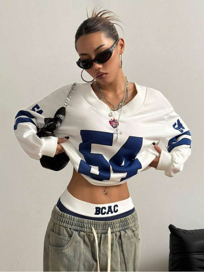 Αθλητικό φούτερ oversized με V λαιμό, φιλια επένδυση και τυπωμένους  αριθμούς και γραμμές σε αντίθεση χρωμάτων.Διαθέσιμο σε λευκό μαύρο και γκρι χρώμα.