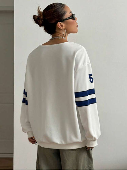 Αθλητικό φούτερ oversized με V λαιμό, φιλια επένδυση και τυπωμένους  αριθμούς και γραμμές σε αντίθεση χρωμάτων.Διαθέσιμο σε λευκό μαύρο και γκρι χρώμα.