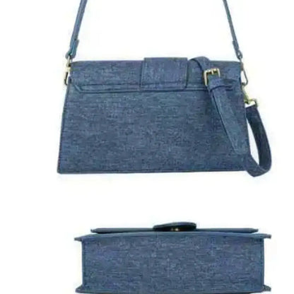 Τζιν τσάντα ώμου με μαλακή denim υφή.Κουμπώνει με μαγνήτη και διαθέτει φερμουάρ εσωτερικά και τσεπάκι.Διαθέσιμη σε μπλε τζιν απόχρωση και μαύρο τζιν.

 Ιδανική για κάθε μέρα, συνδυάζεται με πολλά διαφορετικά look, ιδανικά θα απογειώσει ενα total denim outfit.

