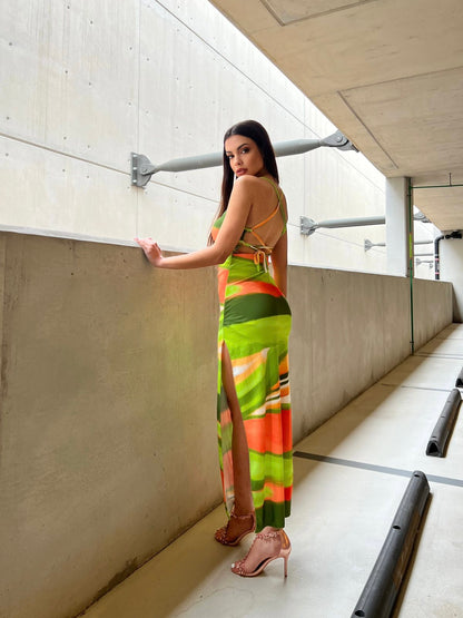Φόρεμα εξώπλατο με print tie dye.Ειναι ελαστικό με ανοιχτή πλάτη που δένει με κορδόνια.Διαθέτει σκίσιμο στο πλάι.Καλύπτει μεγέθη xs s m l xl.