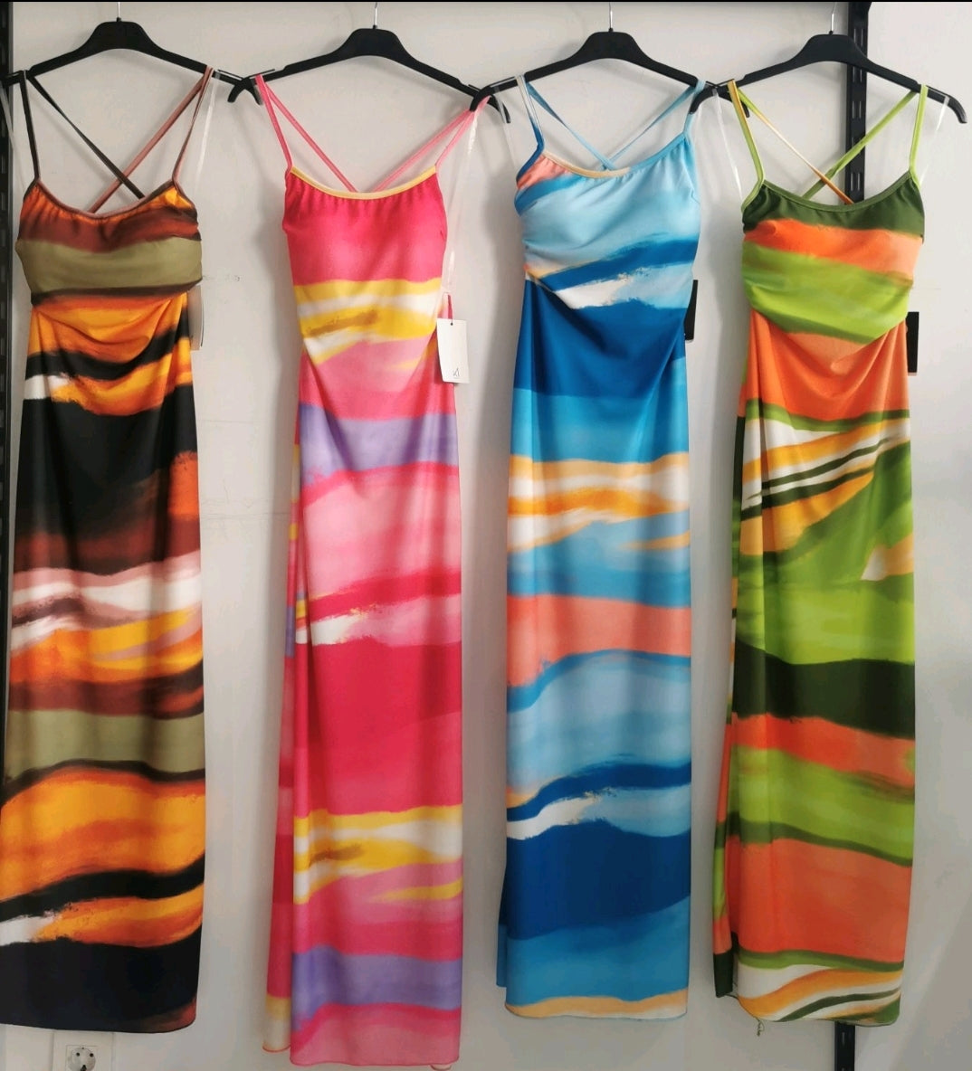 Φόρεμα εξώπλατο με print tie dye.Ειναι ελαστικό με ανοιχτή πλάτη που δένει με κορδόνια.Διαθέτει σκίσιμο στο πλάι.Καλύπτει μεγέθη xs s m l xl.
