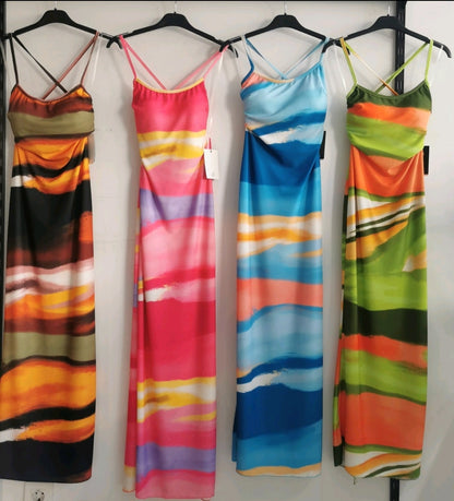 Φόρεμα εξώπλατο με print tie dye.Ειναι ελαστικό με ανοιχτή πλάτη που δένει με κορδόνια.Διαθέτει σκίσιμο στο πλάι.Καλύπτει μεγέθη xs s m l xl.